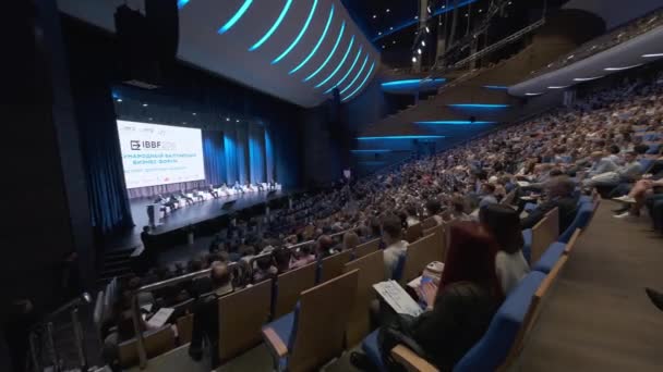 Besökare på Business Education Forum lyssnar på föredrag i stora hallen — Stockvideo