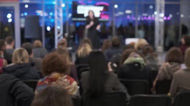 Seyirci atölyede öğretim görevlisini dinliyor