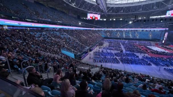 Gli uomini d'affari frequentano un grande forum educativo allo stadio Gazprom Arena — Video Stock