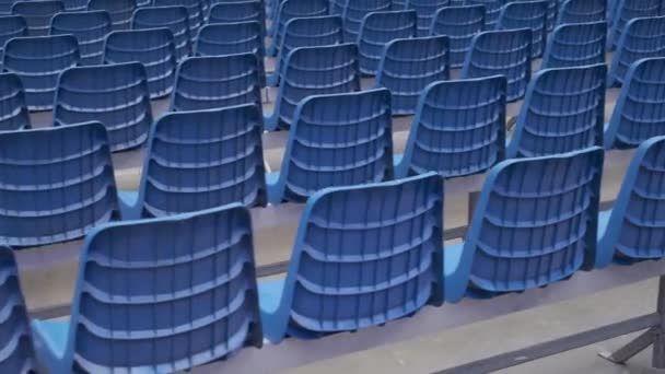 Sièges vides en plastique bleu au stade — Video