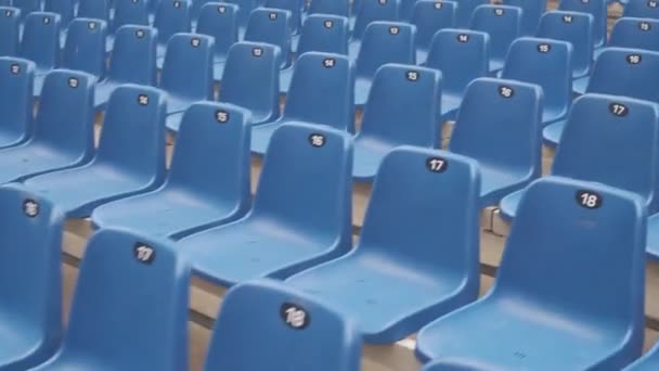 Leere blaue Plastiksitze im Stadion — Stockvideo