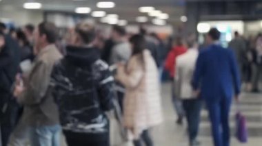 Uluslararası konferans temsilcileri lobide iletişim kuruyor.