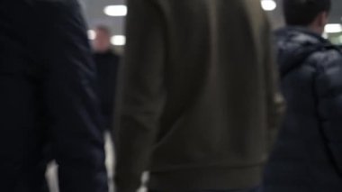 Uluslararası konferans temsilcileri lobide iletişim kuruyor.