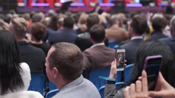 Üzleti konferencia résztvevői ülnek és hallgatják — Stock videók