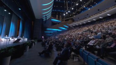 İş eğitimi forumunun ziyaretçileri büyük salonda konferans dinliyorlar