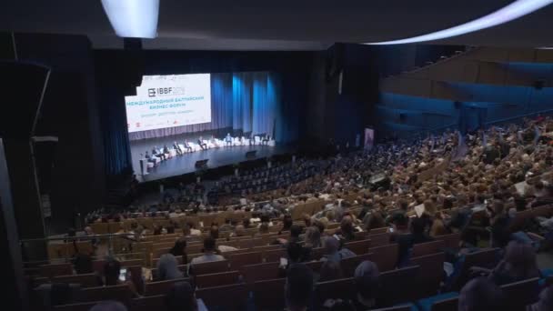 I visitatori del forum di educazione aziendale ascoltano le lezioni in una grande sala — Video Stock