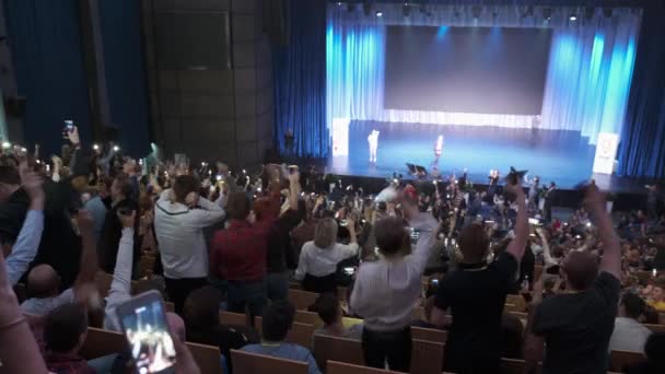 Los asistentes a la conferencia de negocios se sientan a divertirse — Vídeo de stock