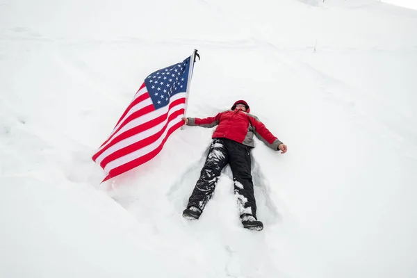 Jeden człowiek trzyma amerykańską flagę w śniegu — Zdjęcie stockowe