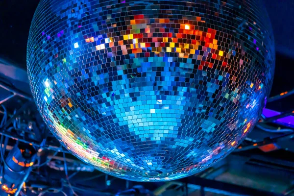 Gece kulübündeki disko ayna topu.