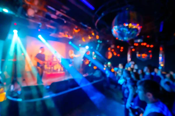 Banda de música tocando ao vivo no clube noturno — Fotografia de Stock