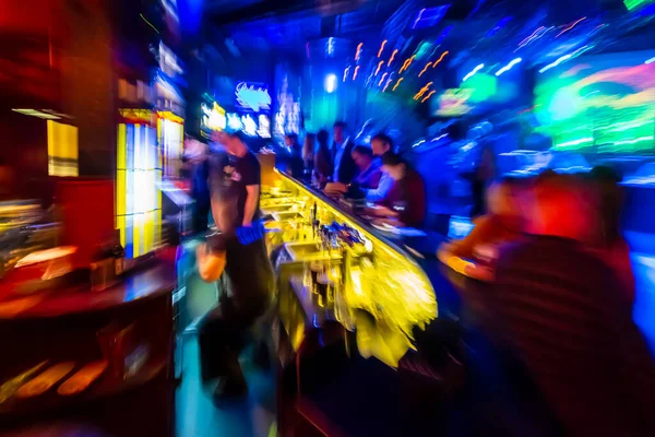 La gente se divierte en el bar bebiendo alcohol —  Fotos de Stock