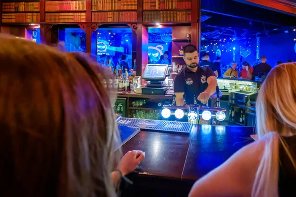 La gente se divierte en el bar bebiendo alcohol —  Fotos de Stock