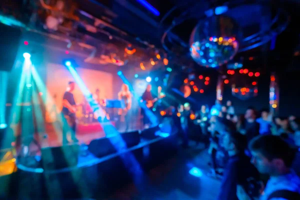 Zenei zenekar élő fellépése az éjszakai klubban — Stock Fotó