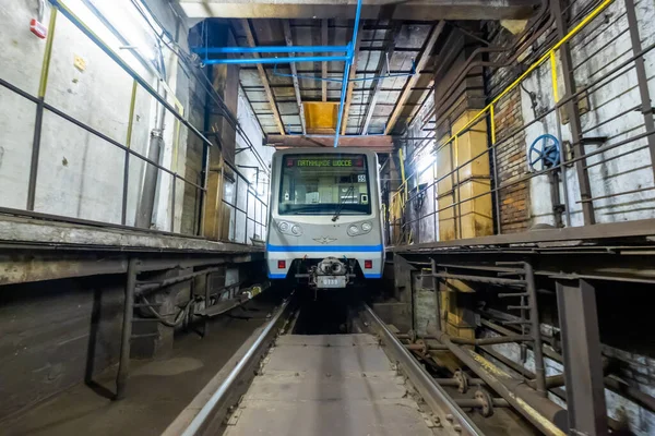 Metro pociąg stacji metra Krasnaya presnya wnętrze — Zdjęcie stockowe