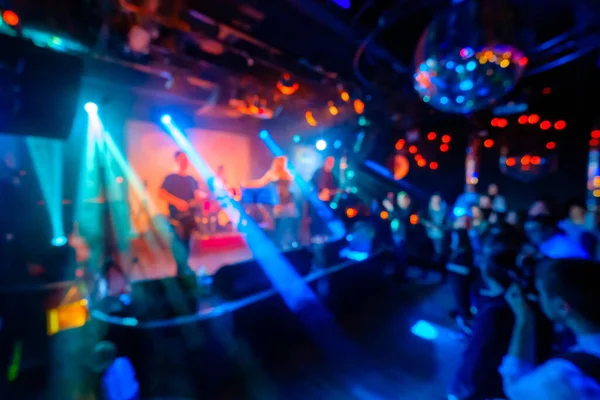 Hudební skupina vystupující živě v nočním klubu — Stock fotografie