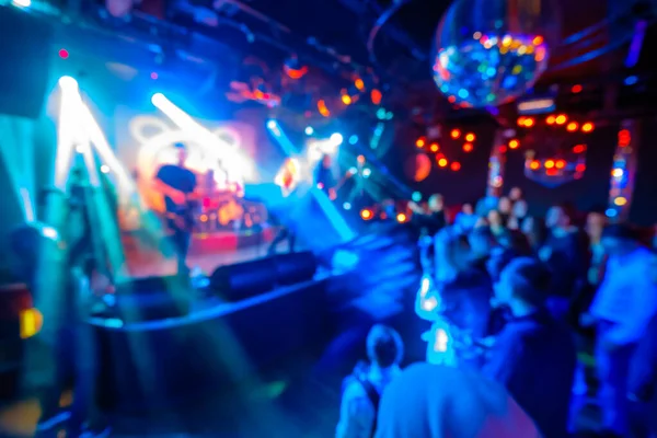 Müzik grubu gece kulübünde canlı performans sergiliyor — Stok fotoğraf