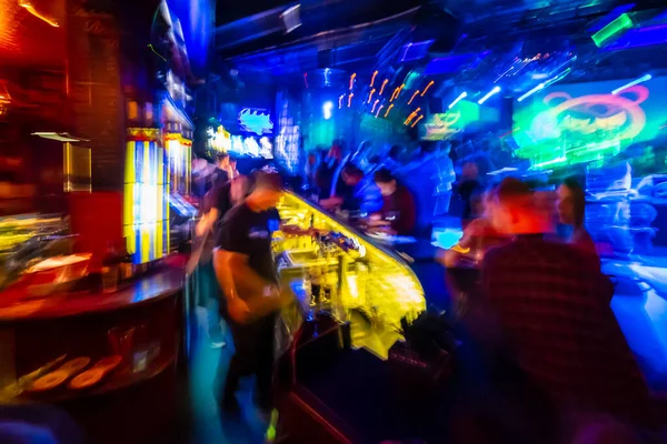 As pessoas se divertem no bar bebendo álcool — Fotografia de Stock