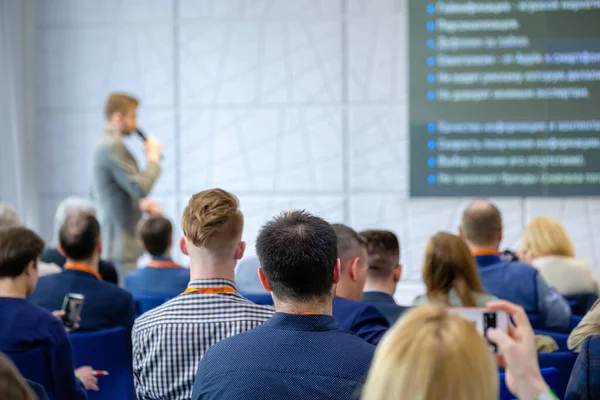 Publiek luistert docent op workshop — Stockfoto