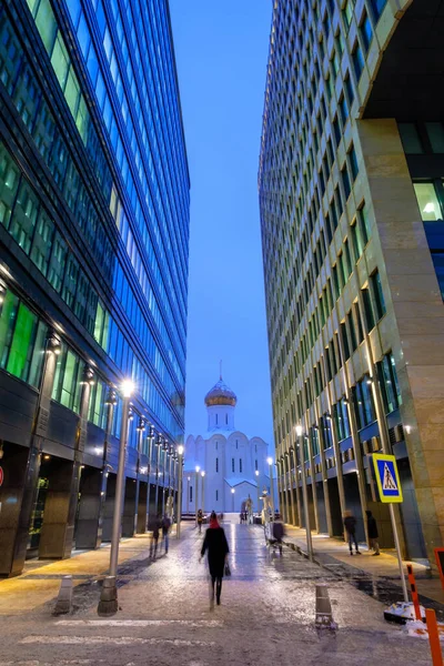 Personnes sur la rue de la ville près de l'église — Photo