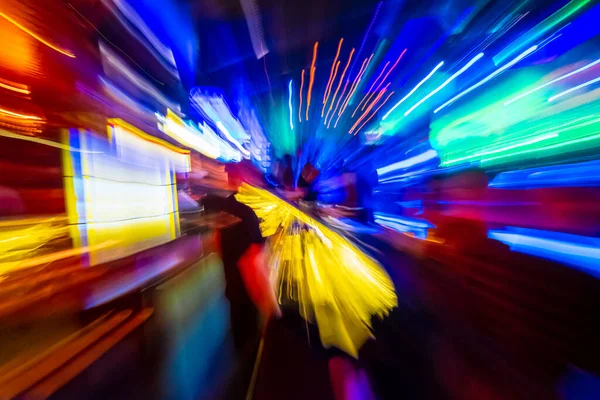 Die Leute haben Spaß an der Bar und trinken Alkohol — Stockfoto