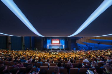 İş konferansına katılanlar oturup dinlesin.