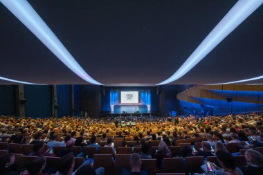 İş konferansına katılanlar oturup dinlesin.