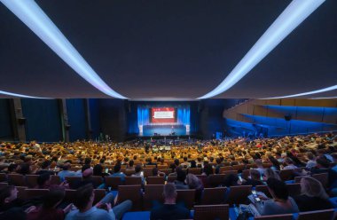 İş konferansına katılanlar oturup dinlesin.