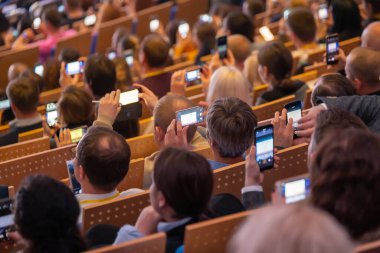 İş konferansına katılanlar oturup dinlesin.