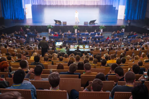 Uczestnicy konferencji biznesowej siedzą i słuchają — Zdjęcie stockowe