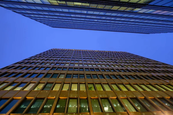 Prosvětlená moderní budova proti večerní obloze — Stock fotografie