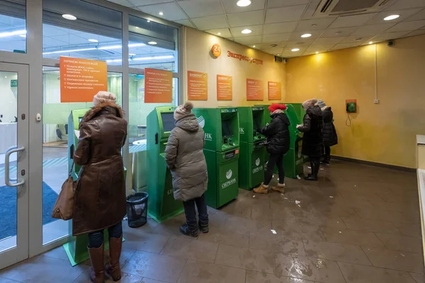 Pessoas irreconhecíveis usando máquinas ATM — Fotografia de Stock