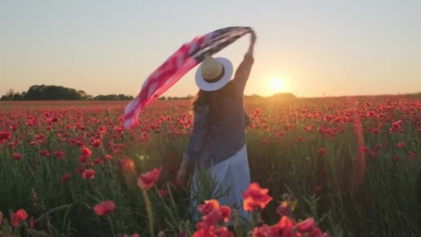 Mujer anónima ondeando bandera de EE.UU. en el campo de floración — Vídeos de Stock