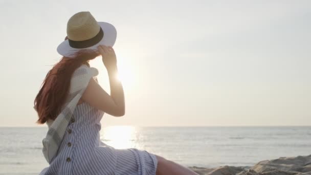 Vrouw bewonderen zonsondergang opvrouw bewonderen zonsondergang op strand — Stockvideo