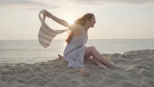 Opgewonden vrouw genieten van vrijheid in de avond op het strand — Stockvideo