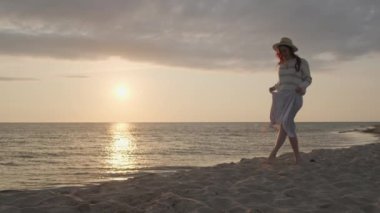 Kumsalda yürüyen mutlu kadın