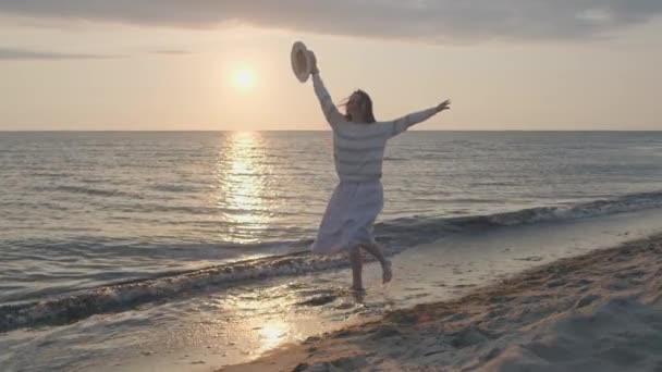 Ευτυχισμένη γυναίκα που χορεύει σε θαλασσινό νερό — Αρχείο Βίντεο