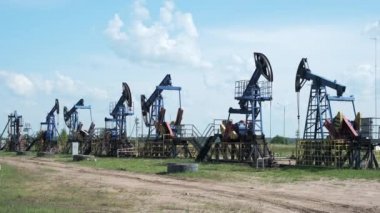 Bulutlu gökyüzüne karşı petrol kuyuları
