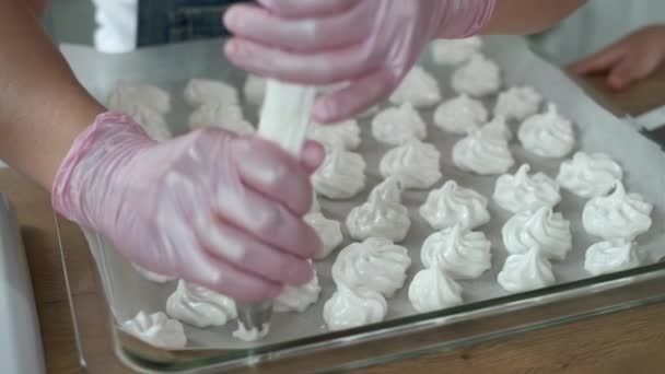 Anonymní žena pískání meringues na zásobníku — Stock video