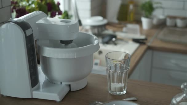 厨房里的搅拌机做面糊 — 图库视频影像