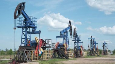 Bulutlu gökyüzüne karşı petrol kuyuları