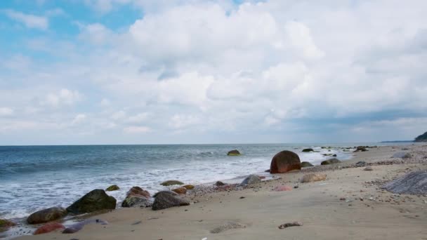 Moře vlnící se u pobřeží v zamračený den — Stock video