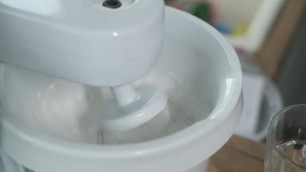 Machine mixing cream for pastry — Stock Video