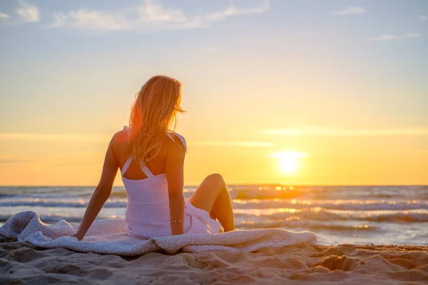 Mulher calma na praia durante o pôr do sol — Fotografia de Stock