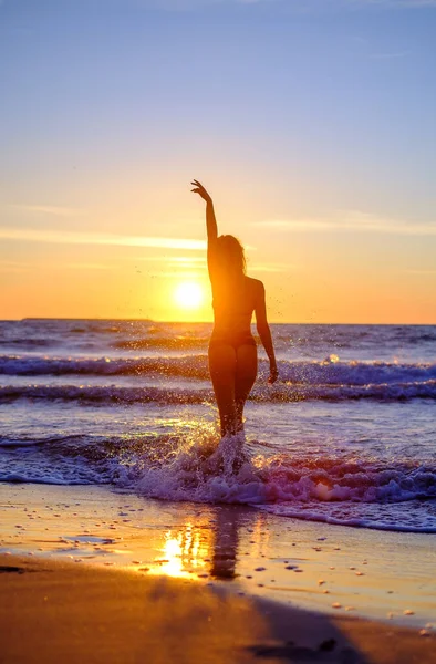 Mujer viajera en bikini en la playa — Foto de Stock