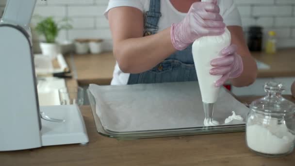 Mère et fille cuisine des bonbons ensemble — Video