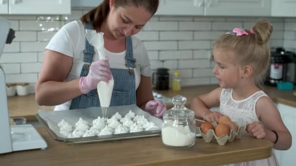 Мати і дочка готують солодощі разом — стокове відео