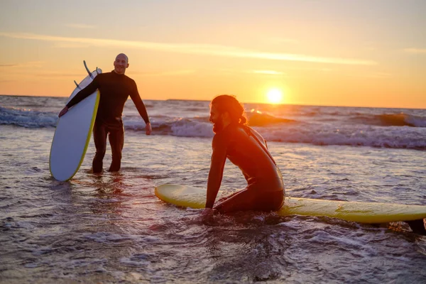 Felice amici maschi surf durante il tramonto — Foto Stock