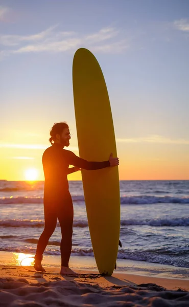 Surfista barbuto in spiaggia durante il tramonto — Foto Stock