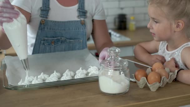 Mutter und Tochter kochen gemeinsam Süßigkeiten — Stockvideo