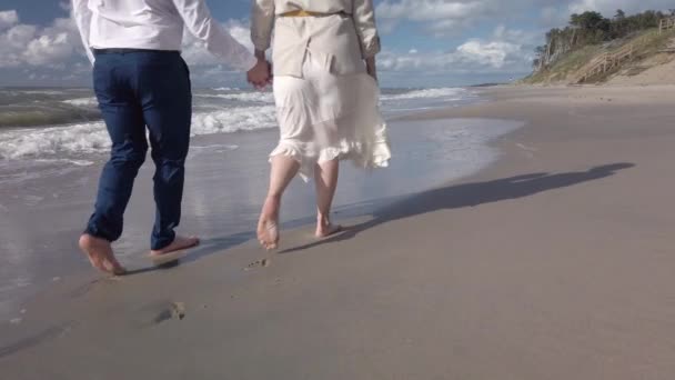 Couple romantique marchant sur une plage de sable fin — Video